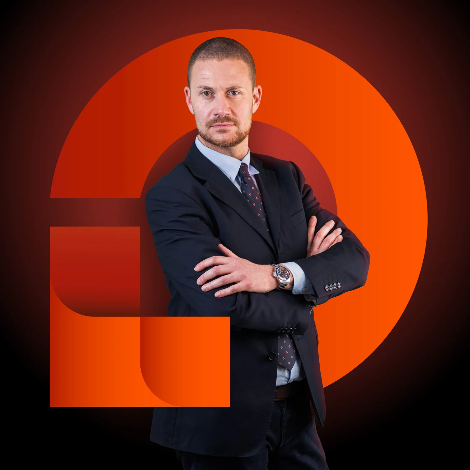 Consulente Emanuele a braccia incrociate su sfondo arancione con logo stilizzato