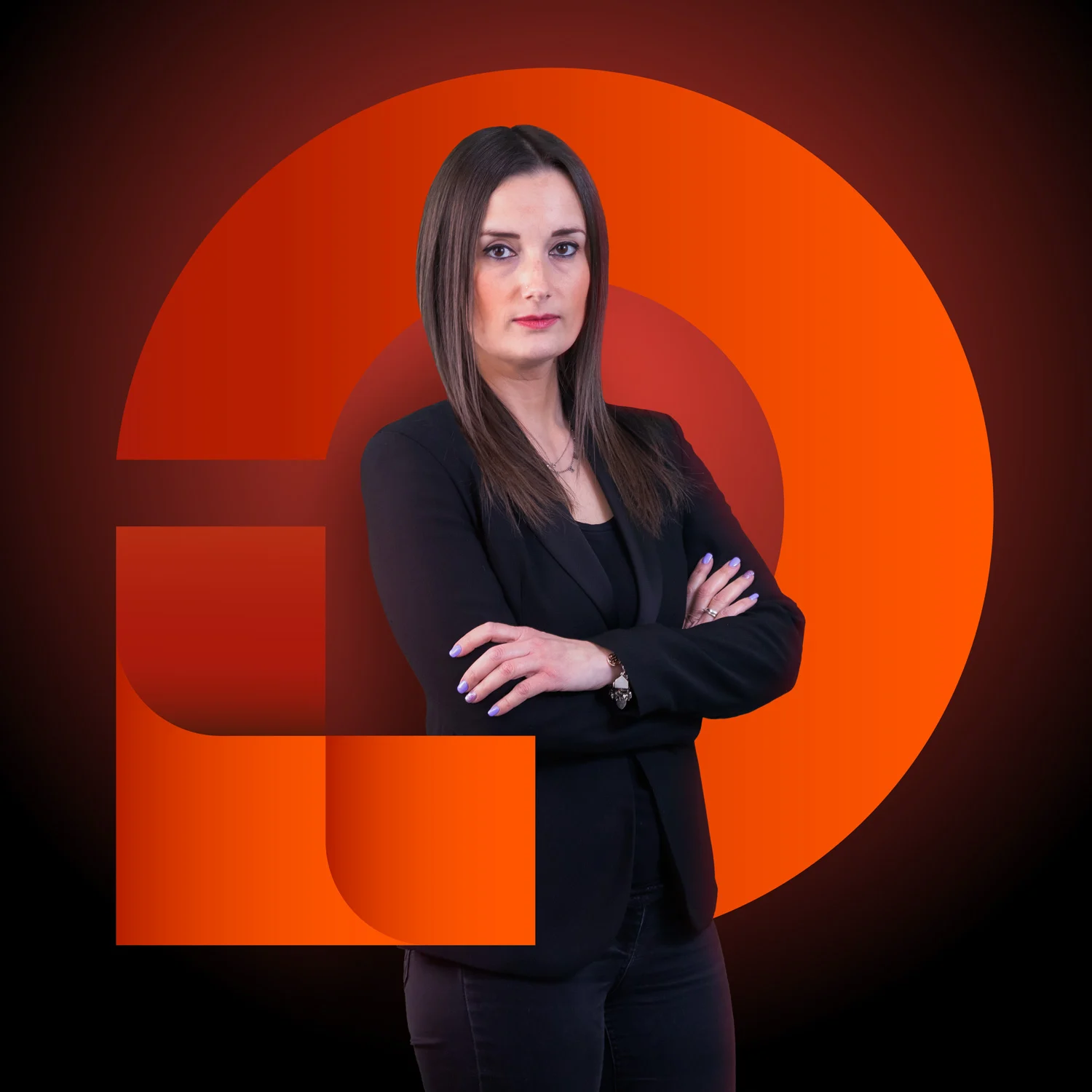 Consulente Giada con le braccia incrociate su sfondo arancione del logo aziendale