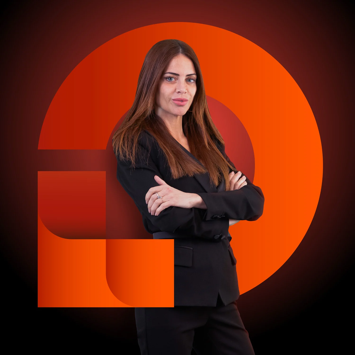 Consulente Liliana con le braccia incrociate su sfondo arancione con logo Soluzione Meno Debiti