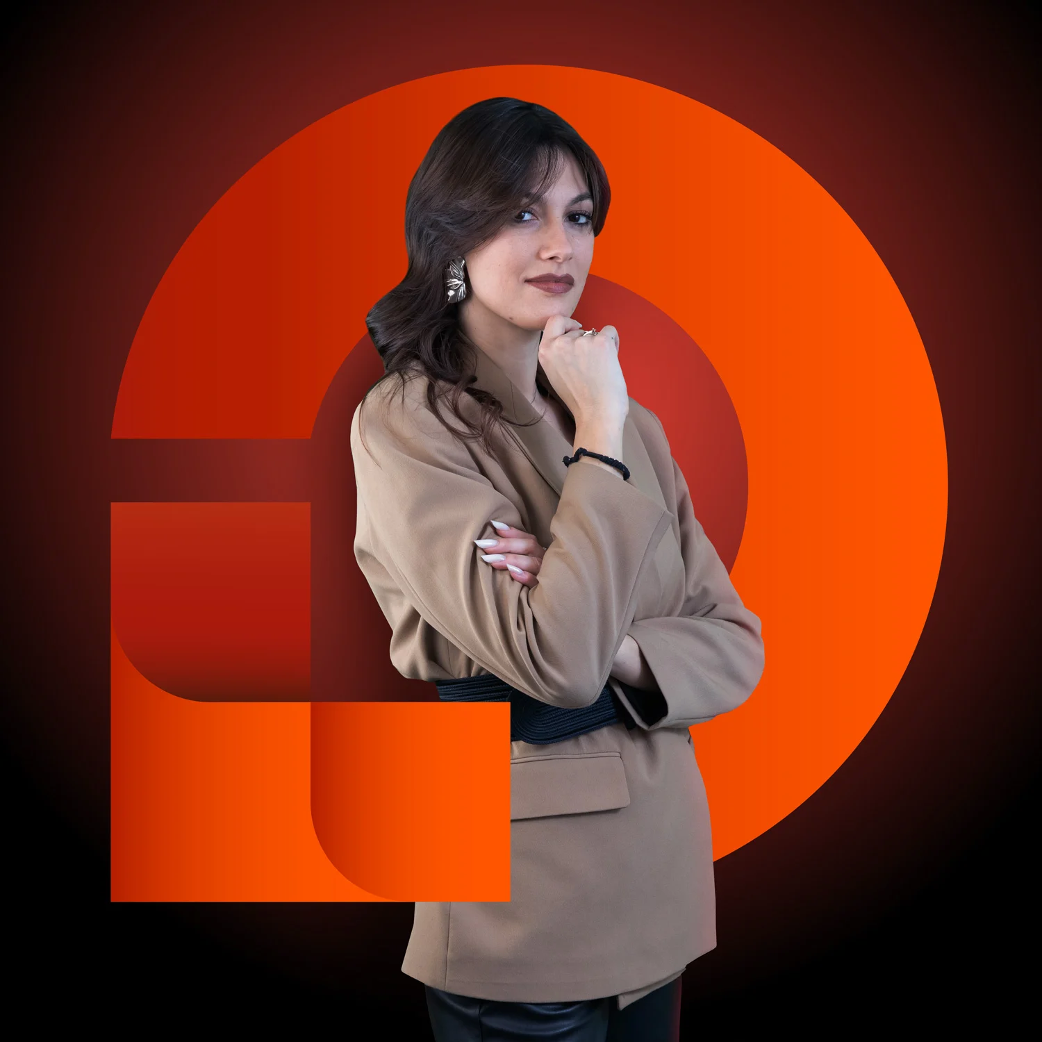 Consulente Maddalena in posa con sfondo grafico arancione e marrone