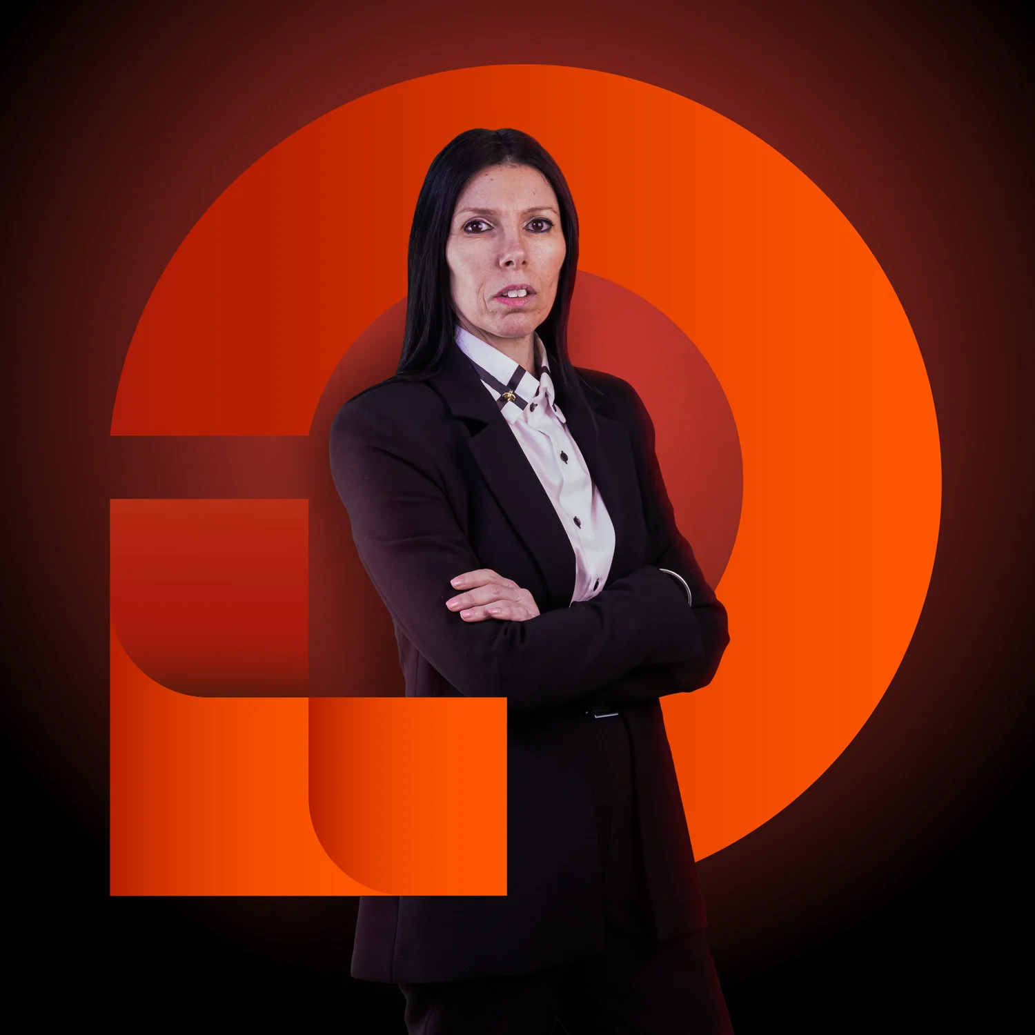 Consulente Michela a braccia conserte su sfondo grafico arancione del logo