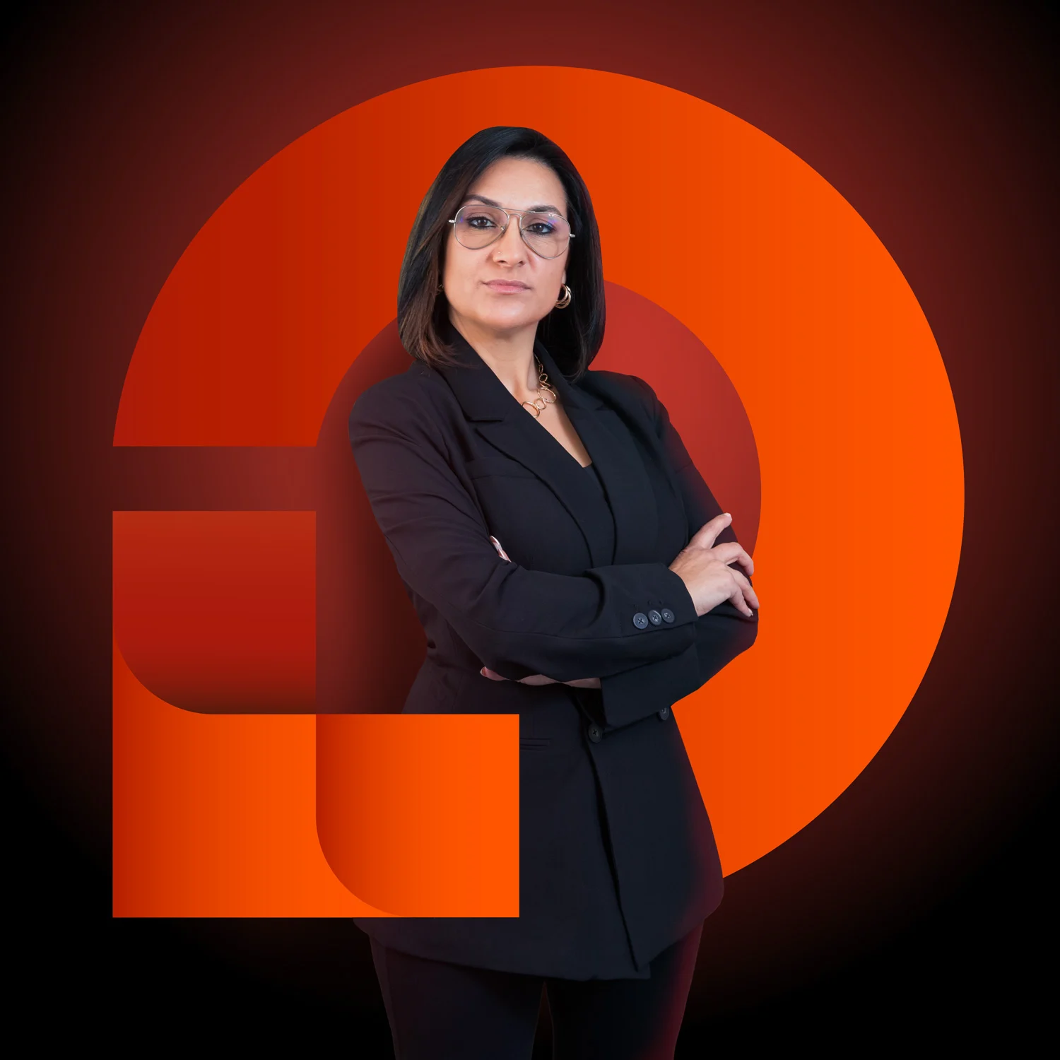 Consulente Monica con le braccia conserte su sfondo grafico arancione del logo Soluzione Meno Debiti