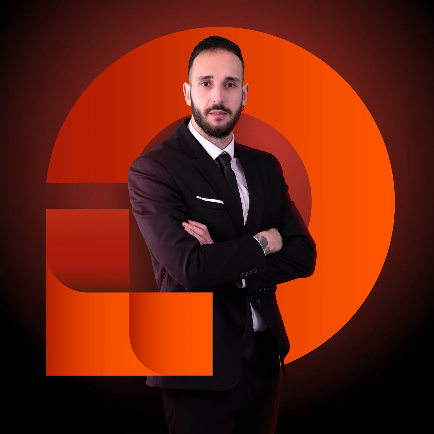 Alessio, consulente di Soluzione Meno Debiti, in giacca scura a braccia incrociate