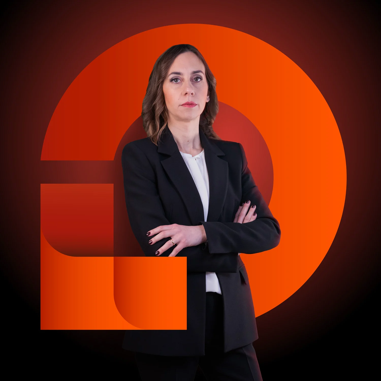 Consulente Chiara a braccia conserte, con sfondo grafico arancione del brand Soluzione Meno Debiti
