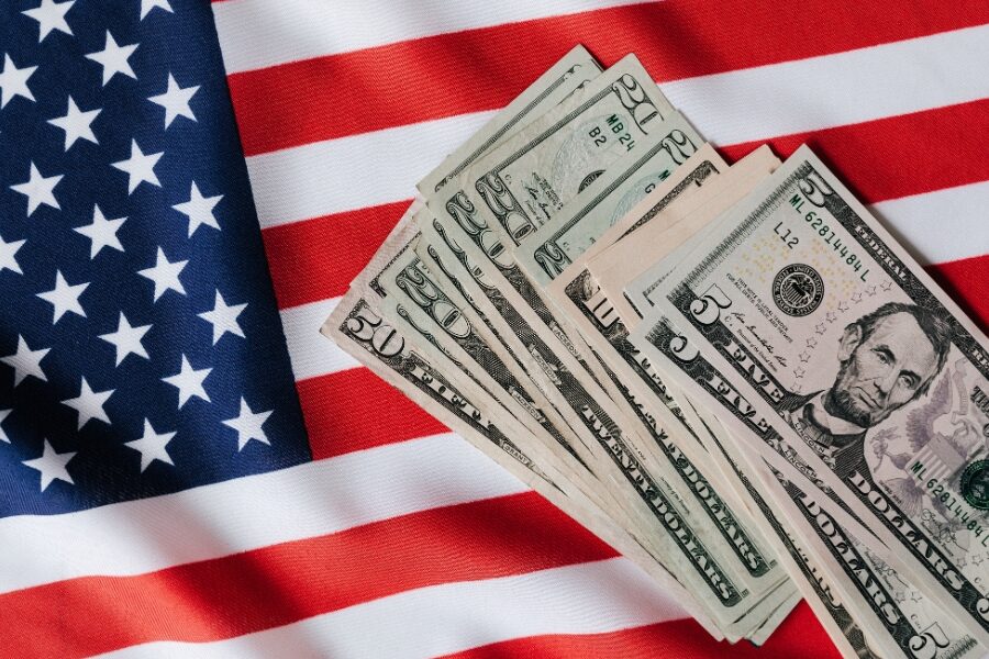 Banconote in dollari americani sopra la bandiera degli Stati Uniti